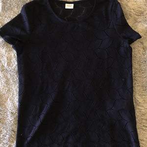 Superfin marinblå tröja från Jacqueline de Yong i storlek XS, men jag är vanligt fall S så passar nog både XS och S.  Super fina detaljer genom hela tröjan! Använd fåtal gånger. 100 kr + frakt 44 kr 💜🦋
