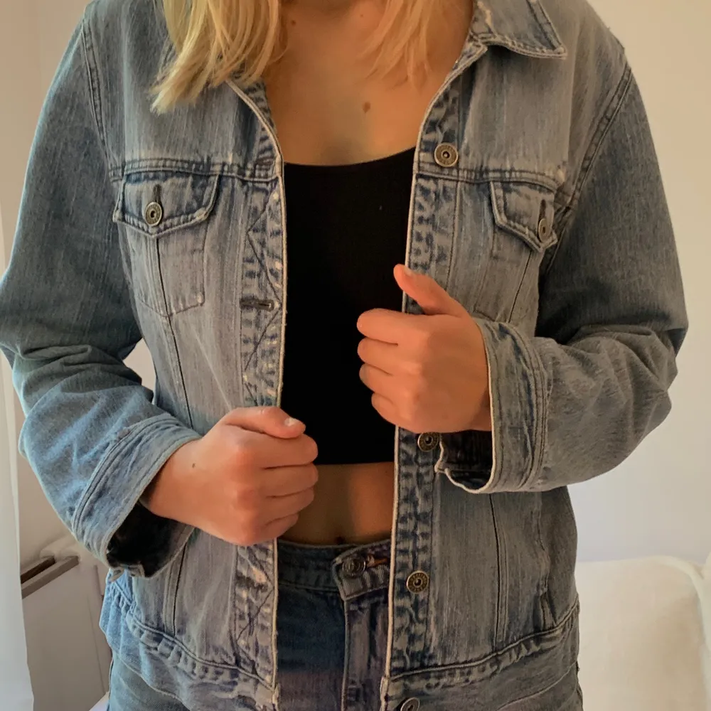 Jeansjacka köpt på Beyond Retro för några år sedan, skit snygg men passar inte min stil helt enkelt. Enligt mig den perfekta jeans färgen!! . Jackor.