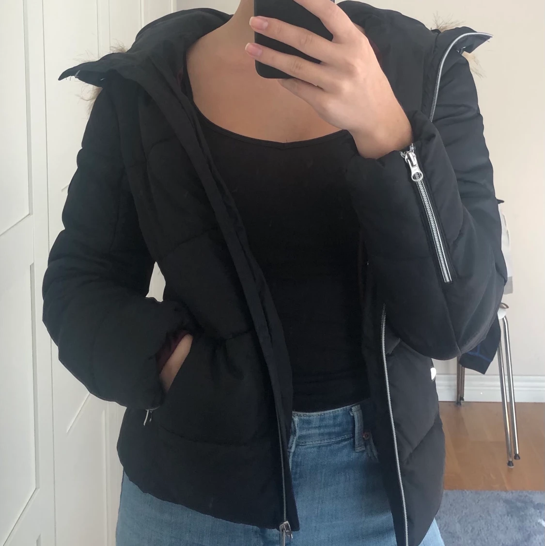 Svart vinterjacka med pälsluva - 90