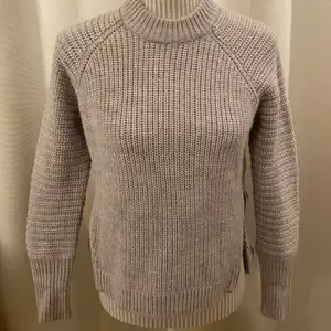 En gråa stickad tröja med dragkedjor på båda sidor. Det är en tröja i ” Wool blend”. Möter upp i centrala stockhom eventuellt frakta. Frakt tillkommer! 