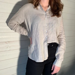 Linneskjorta - Storlek: 42 Färg: Beige Märke: New House Frakt: 42 kr (utanför Falun) Fler bilder? Kontakta oss!