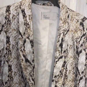 Blazer - En blazer i ormskinn ish imiterat mönster. Använd 2 gånger.