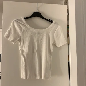 Otroligt fin t-shirt  - Otroligt fin vit t-shirt. Knappt använd, figursydd samt att tröjan slutar längre ut på axlarna än ”vanligt”