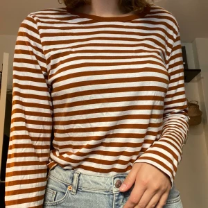 Randig tröja - Supermjuk ramdig långärmad tröja köpt på monki. Använd några gånger men är i väldigt bra skick, inga hål eller fläckar. Väldigt skönt material. Köparen står för frakt. Skriv privat om inresserad 🥰