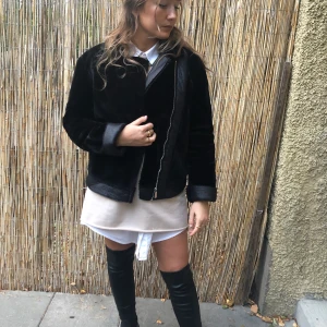 Ivyrevel jacka  - Jacka från Ivyrevel. Fluffig med silverdetaljer. Varm. Frakt tillkommer.