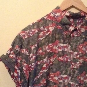  - Nice skjorta med motiv.