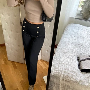 Nya raka kostymbyxor - Buda från 100kr + frakt  Säljer dessa jättesnygga o trendiga raka kostymbyxor från river island! 😩😍 som ja älskar men får tyvärr ingen användning för dom. Byxorna är i bra skick! Då jag endast använt dom en gång 🌸🌸  Kan skicka fler bilder om så önskas    