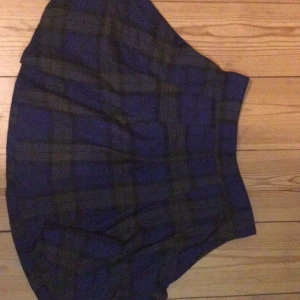 RUTIG KJOL HM - Kjol från hm storlek 32😁🌼❤️