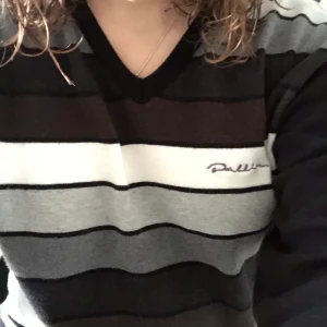 V-ringad randig tröja! - Väldigt mysig tröja! Köpt second hand men i strålande skick! Bara att skriva ifall du har några frågor <3
