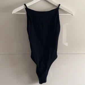 Bodysuit  - Svart bodysuit från zara, med öppen rygg. Storlek 38. 