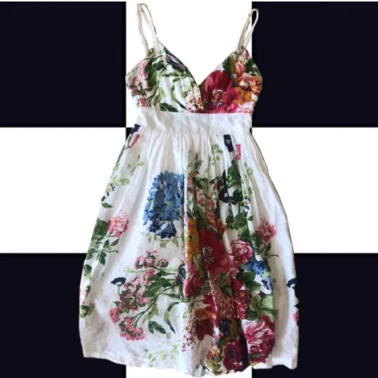 the ultimate summer dress with a colourful flower pattern!🌸🌼🌸  ~please message me before buying the item~ . Klänningar.