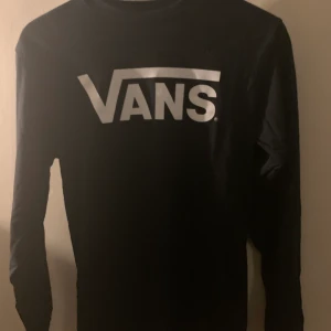 Vans longsleeve S - Säljer denna fina vans tröjan då den aldrig kommer till användning längre. Sparsamt använd. Fint skick