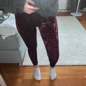 Byxor strl xs - Byxor i strl xs från Gina Tricot. Aldrig använt. 