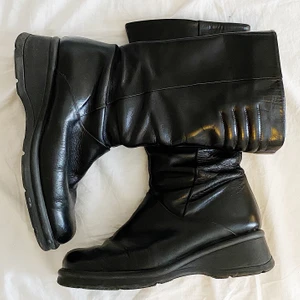 Höga boots - Höga svarta boots i bra skick! Dragkedja vid sidan. Inga tydliga slitningar strl 39