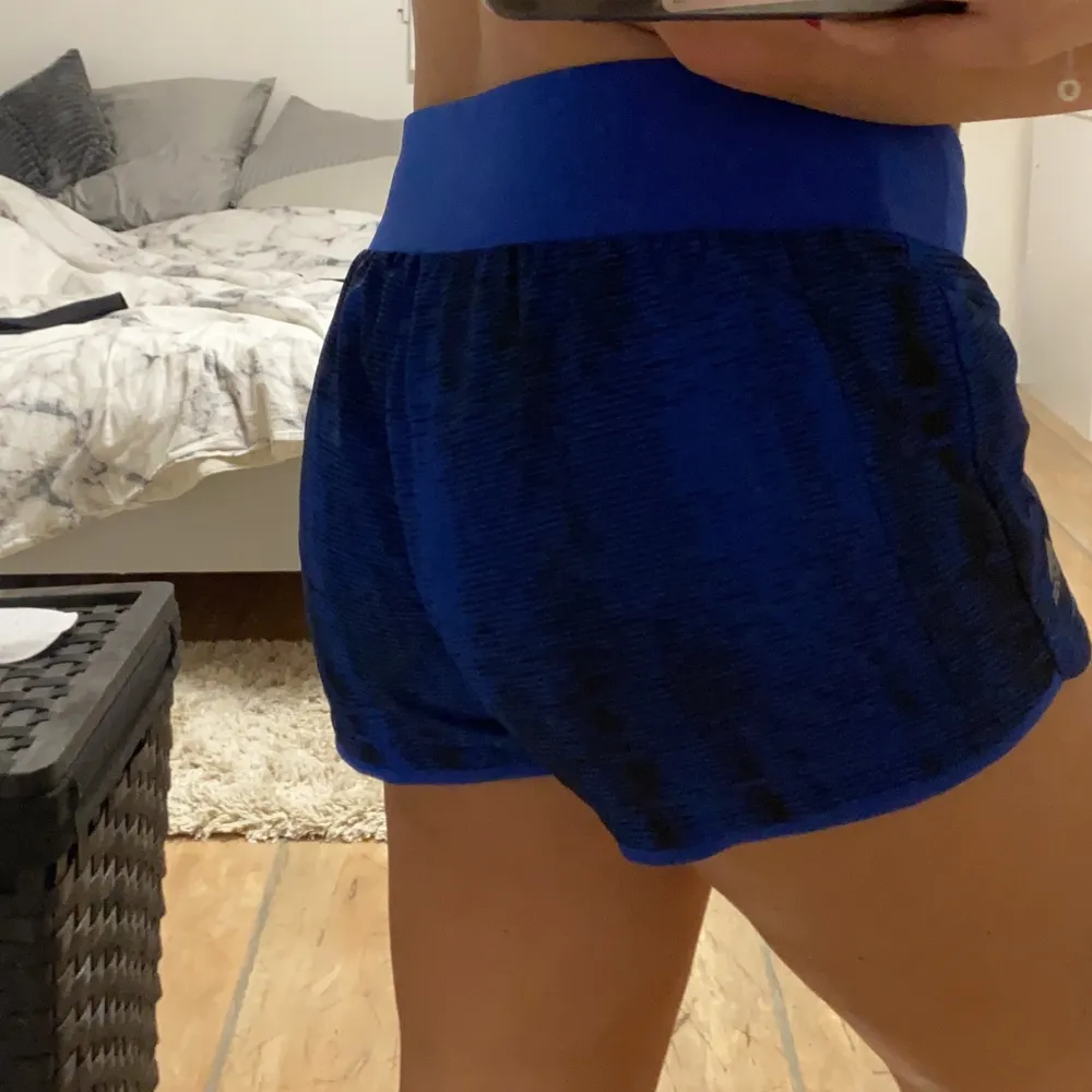 Blåa Adidas träningsshorts med inbyggd trosa (vet inte riktigt vad det heter, bild 3), fråga gärna om mer bilder vid intresse. Väldigt skönt material, nästan aldrig använda och i super bra skick! Frakt tillkommer💙💙. Shorts.