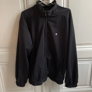 Champion kofta vintage  - Säljer denna sjukt snygga kofta som sitter oversized-fit! Jag har storlek S. Vintage-modell, superfint skick den är verkligen sparsamt använd! För fler bilder skriv privat! Pris 99kr. 