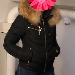 Hollies chatel - Den är i riktigt bra skick och har äkta päls.