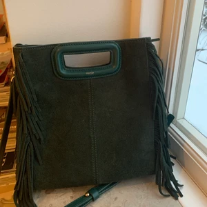 Maje väska - Säljer nu mina fina maje väska. Den stora modellen i grön mocka, köpt på maje butiken i Stockholm. Prislapp och dustbag finns💕💕💕