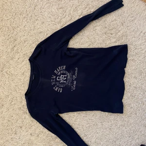 Gant långärmad tröja strl S - Säljer denna gant långärmade tröja i marinblå färg från gant i storlek S med lite små glitter detaljer på vissa bokstäver. Kommer inte till användning längre tyvärr. Köparen står för frakten. 