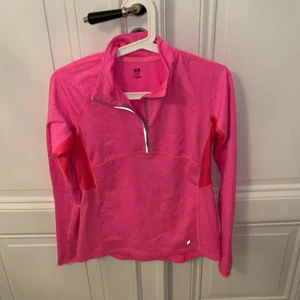 Träningströja HM - superfin träningströja med elastiskt tyg som är superskönt, perfekt för joggingtur eller gymmet! Reflexer fram och bak. ⚡️OANVÄND⚡️ säljer för 89kr, tröjan sitter jättefint på och formar kroppen superfint tack vare dess passform. 