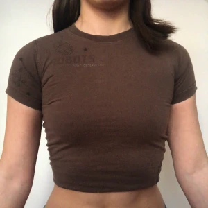 Brun babytee - Brun babytee i gott second hand skick! Inga synliga defekter. Skriv privat vid intresse. Köpare betalar frakt. Visas på en s men passar även xs. Litet hål på ryggen men syns ej när man har på sig den. Högsta bud 360kr. Avslutas 19/1 20:00.    