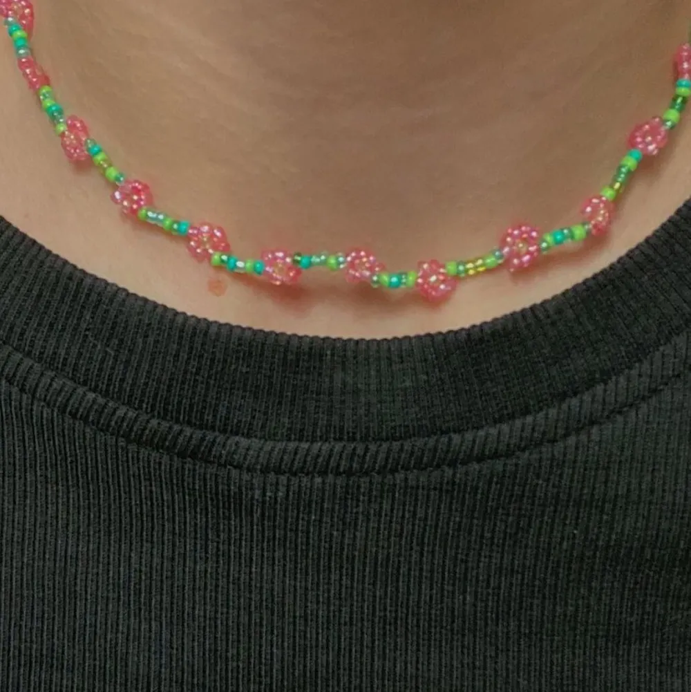 Fint grönt halsband med rosa blommor✨(frakt ingår i priset)✨. Accessoarer.