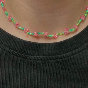Fint grönt halsband med rosa blommor✨(frakt ingår i priset)✨
