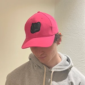 Rosa keps  - Snygg rosa keps gjord av 100% bomull med en broderad panter på! Den är från mitt UF företag Cap Charité. En del av vinsten går till arbetet med utrotningshotade djur💓💞🐯🦁