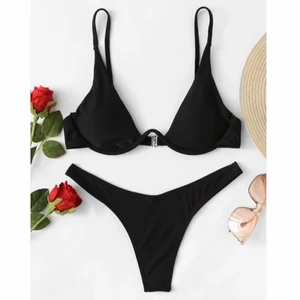 Bikini - Helt oanvänd bikini. Det är nederdelen på bild 2 som medkommer, den har resor som formar rumpan fint och knyten på sidorna. Bikinitoppen är exakt den på första bilden och har justerbara band. Kan mötas upp i Jönköping annars tillkommer fraktkostnad 🖤