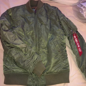 Alpha industries jacka - Bombarjacka från alpha som jag inte använder den är sällan använd och frakten ingår i priset