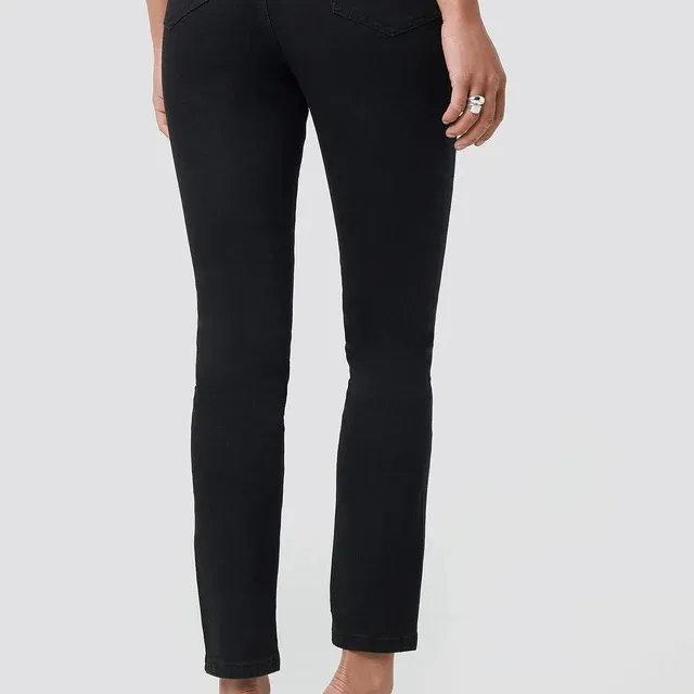 Jättesnygga svarta jeans med slits. Säljer pga fel storlek. Helt nya, prislappen sitter kvar!🌼. Jeans & Byxor.