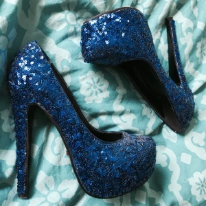  - Blå glittriga högklackade skor från Nelly. Väldigt små i storleken, så dom passar mer för en 36a!