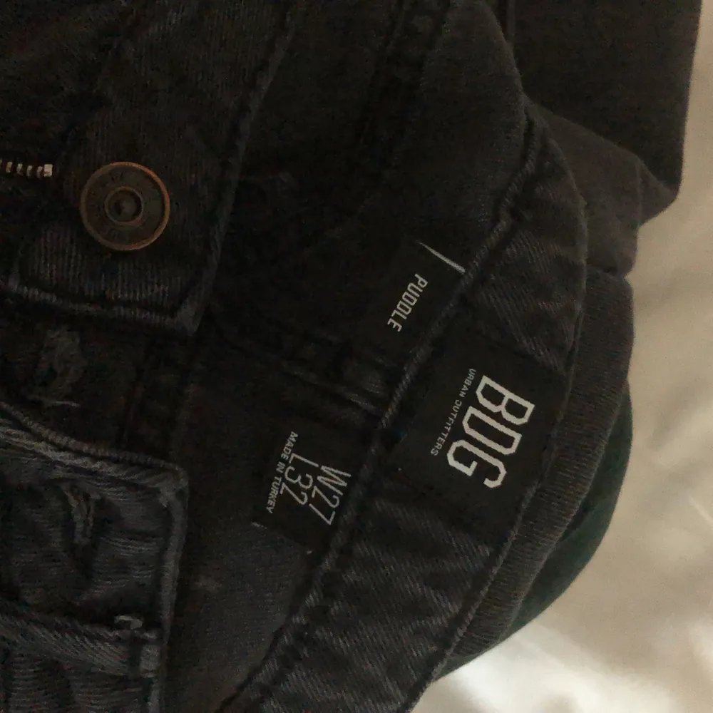 Långa jeans i washed black🖤 sitter PERFEKT på den som är runt 166-172cm lång, lägger sig då över skorna🤩 knappt använda då jag har ett par liknande. Köpte för 599kr på Urban Outfitters men säljer för 200kr med gratis frakt!!!!!. Jeans & Byxor.