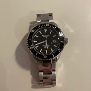 Kompass Klocka Herr - Snygg stilren herrklocka från Kompass! Använd fåtal gånger. Högst budande!