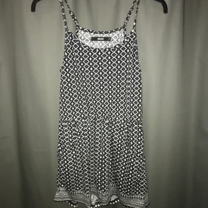 Mönstrad playsuit - Mönstrad playsuit, strl XS. Oanvänd, endast testad. Köpare står för frakt