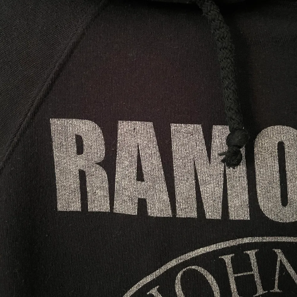 Hoodie från Pull&Bear med Ramones-tryck. Syns inte på bilden men hoodien är som avklippt istället för mudd. Kan mötas upp alternativt står köparen för frakten 🌟. Hoodies.