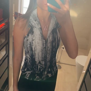 Jeans topp - As ball unik jeans topp! Mörkblå/vit storlek S, dragkedja i mitten fram, som man kan dra nästan helt ner