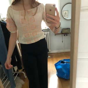Superfin blus - Riktigt snygg blus❤️ Tunt och lätt material, sitter supersnyggt och kommer vara perfekt nu till våren och sommaren! Knappt använd, som ny