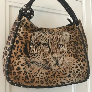 Leopardväska - Jättesnygg leopardväska💋 dragkedjan på baksidan är trasig men ”löparen ligger löst i en av fickorna i väskan om man vill laga den. Annars i mycket gott skick. DMa för bilder på insidan av väskan eller mer detaljerade bilder. Går även att nå på dm via min instagram som är länkad i profilen.