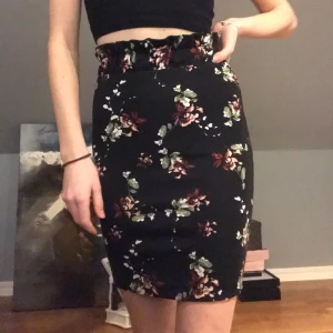 Blommig kjol - Blommig kjol från ginatricot, säljer pga inte min stil. Endast använd någon gång, jätte fint skick💕
