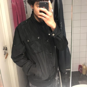Tommy Hilfiger Jacka - Tommy Hilfiger Jacka i väldigt fint skick. Finns en liten defekt och det är knappen längst nere som är lite lös. Det påverkar dock inte användningen eller utseendet av jackan, och man kan lätt fixa det med sykunskaper! (: Storlek L, sitter perfekt på mig som har storlek L i jackor. Möts i Malmö och tar Swish. Står ej för frakt! (:
