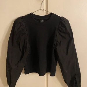 Gina Tricot Elin Sweater strl XS - Säljer min fina tröja/sweater från gina tricot som ha puff ärmar. (Bild 2 är lånad) Väldigt fint skick, skulle säga att det är nyskick då jag köpte den i början av förra året och den har bara kommit till användning 1 gång, (köpte den för 349 kr) säljer för att den förhoppnings vis kan komma till användning för någon annan. (Det står att den är slutsåld just nu i butik men det kan också vara så att de ha slutat sälja den)
