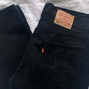 Svarta Levis 501 - Säljer dessa levis jeans som jag köpte här på plick men tyvärr var de för små. De är markerade som W36 L34 men skulle säga att detta motsvarar i damstorlek W32 L34 (midjemått: ca 85cm) De är i väldigt gott skick! Frakt är 66kr och ej inkluderat i priset. 