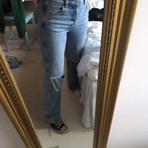 Jeans! - Säljer dessa jeans från other stories, helt felfria, har storlek 36 i vanliga fall och är 168 cm lång