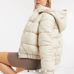 Beige vinterjacka - Säljer denna populära beiga vinterjackan från missguided💕 använd fåtal gånger säljer pga inte kommer till nån användning🌸 storlek 40 tall men liten i storleken så snyggt oversize på en xs/s/m möjligtvis❤️