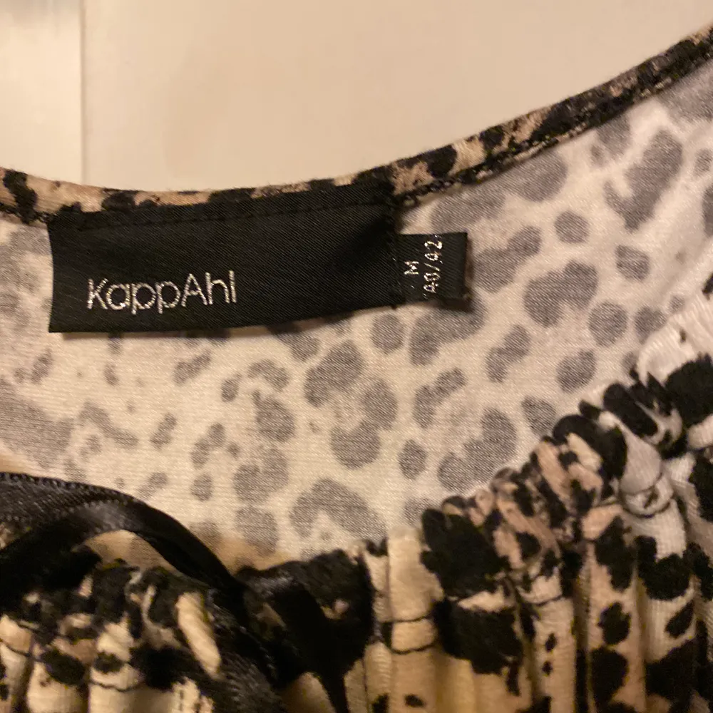 En len och fin leopard t-shirt från Kappahl. Fint skick, då den knappt är använd. Säljes för 20kr, frakt tillkommer 💖✨. T-shirts.