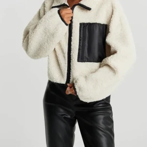 Teddyjacka - Teddyjacka från ginatricot i storlek s, bra skick och använd fåtal gånger, nypris 400kr, köparen betalar för frakten 