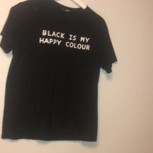 Black is my happy color t shitt - En tröja köpt från schein, Storlek M. Tvättas självklart innan. Kan mötas upp i Stockholm