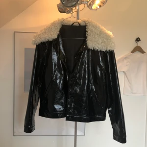 Latex jacka - Nyskick!! Latexjacka med päls sitter bra på och funkar som regnjacka eftersom det är latex/lack. 