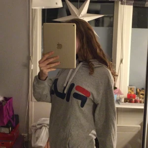 Fila hoodie - Snygg fila hoodie killmodell storlek S men passar bra på tjejer också💚 buda om pris